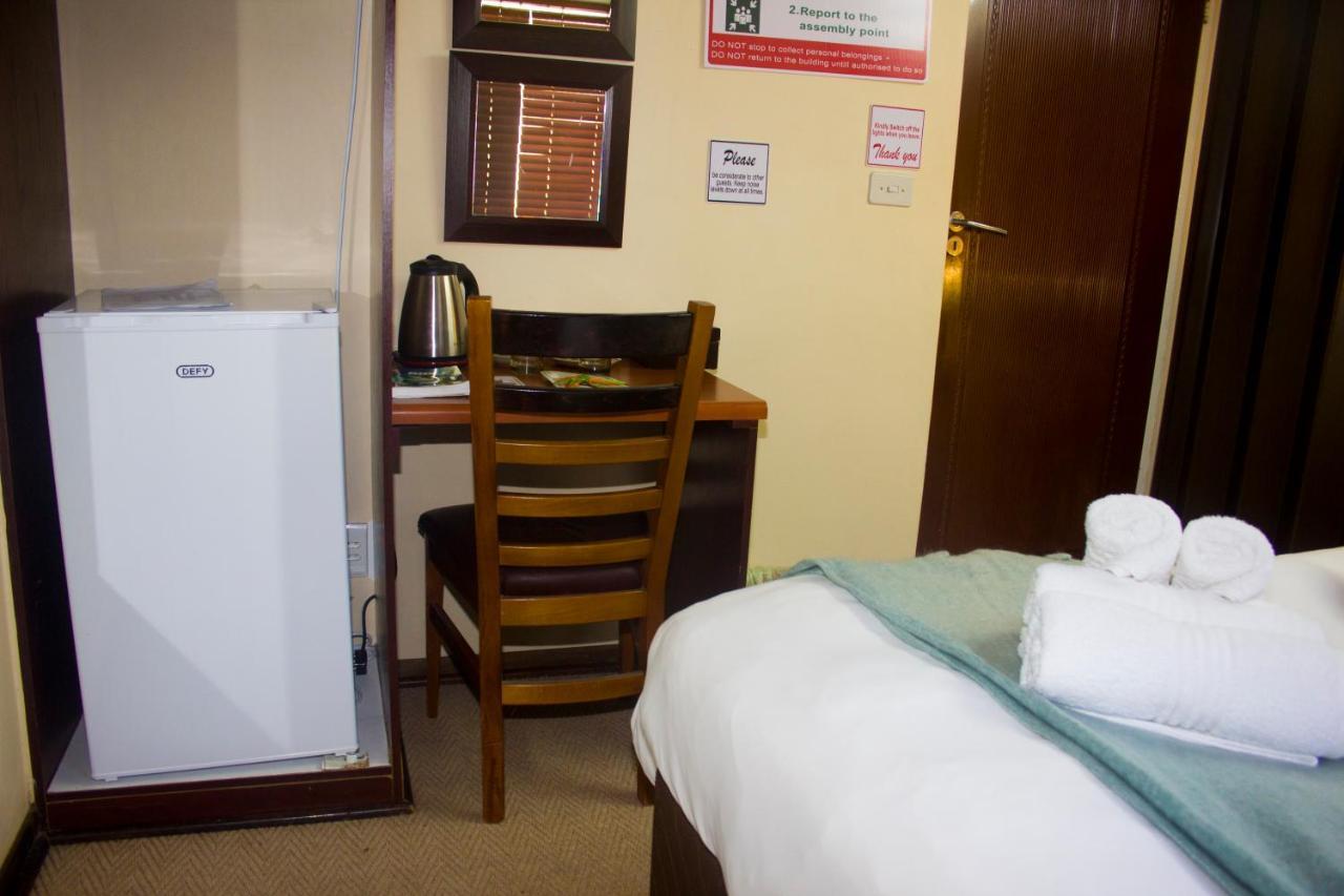 Echo Garden Guesthouse Рустенбург Екстериор снимка