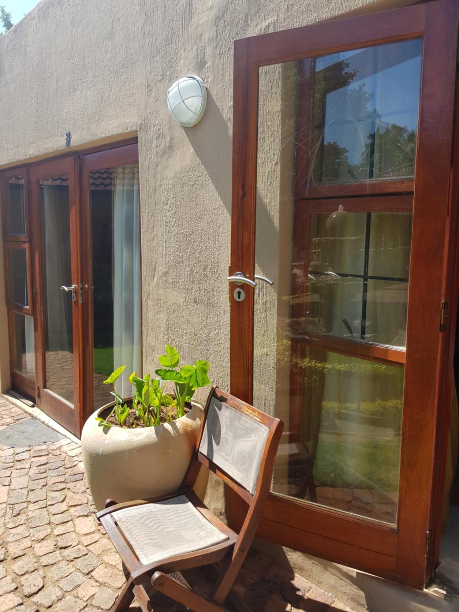 Echo Garden Guesthouse Рустенбург Екстериор снимка