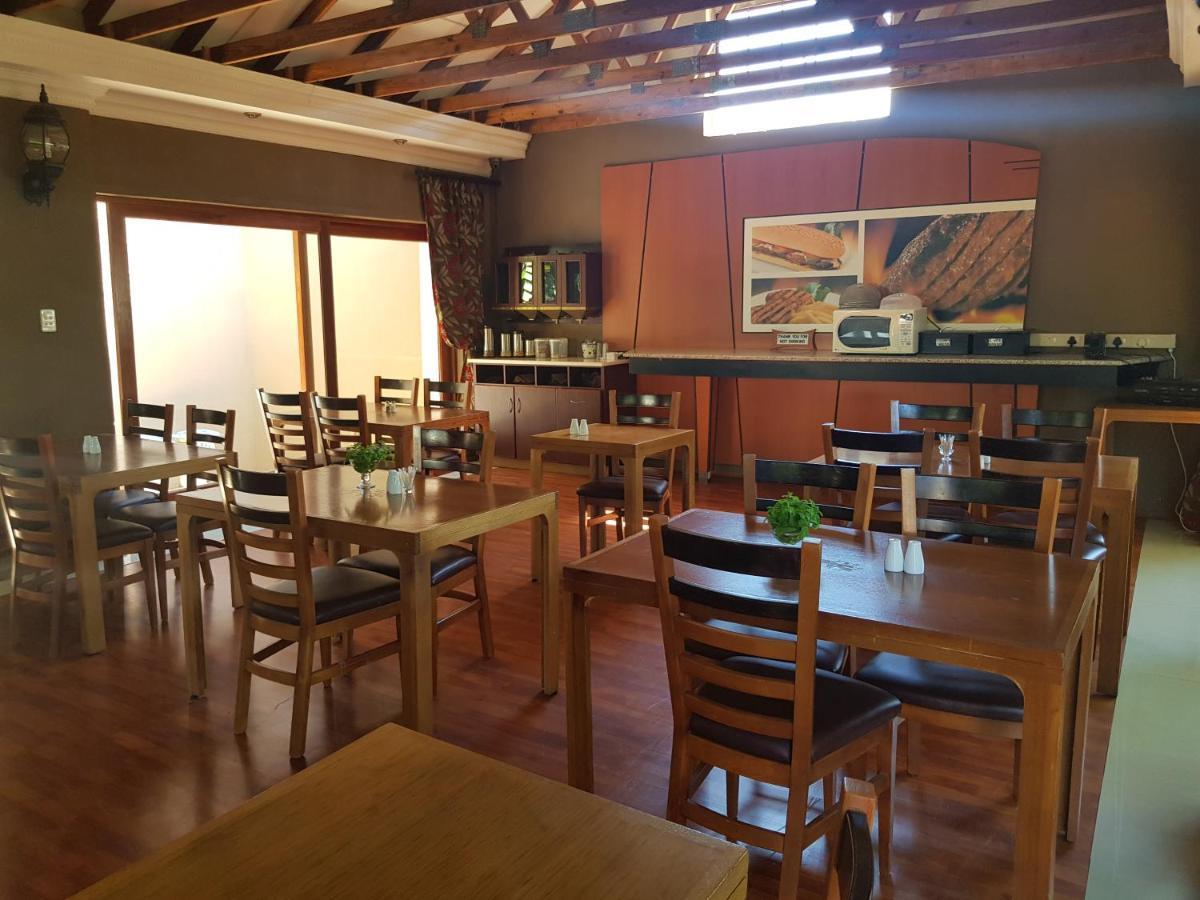 Echo Garden Guesthouse Рустенбург Екстериор снимка