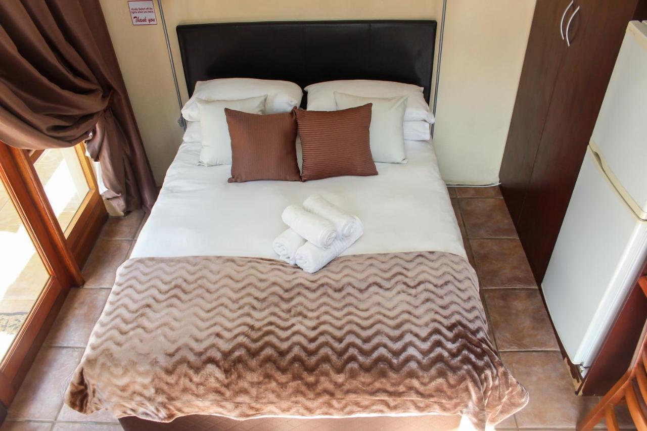 Echo Garden Guesthouse Рустенбург Екстериор снимка
