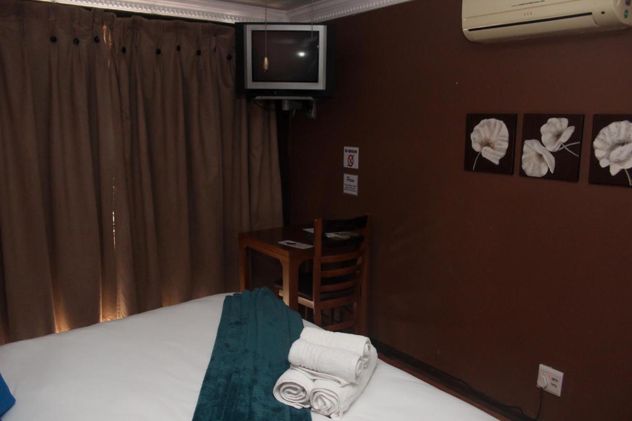 Echo Garden Guesthouse Рустенбург Екстериор снимка